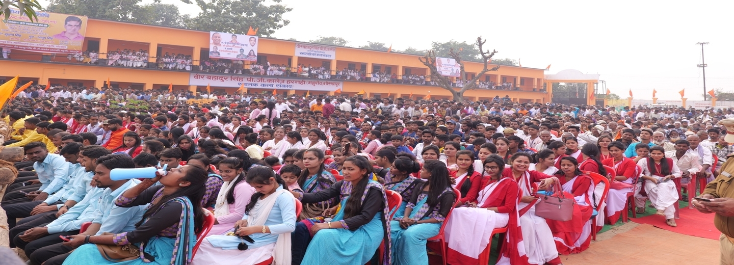 Vice-Chancellor greeting Honourable Chief Minister of Uttar Pradesh Shri Yogi Adityanath